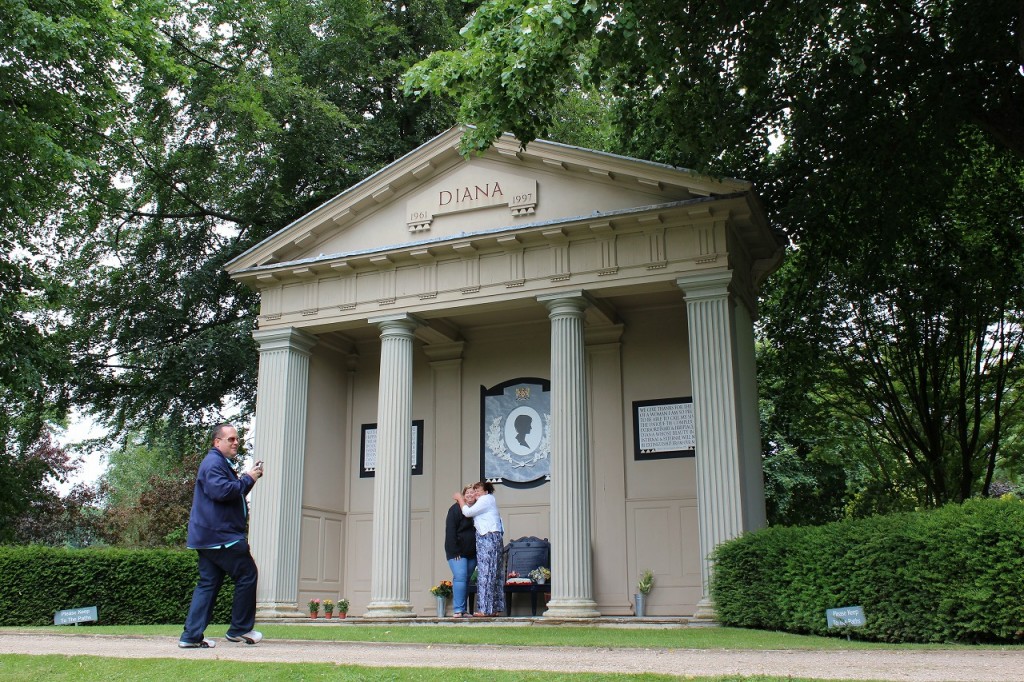 ダイアナ碑